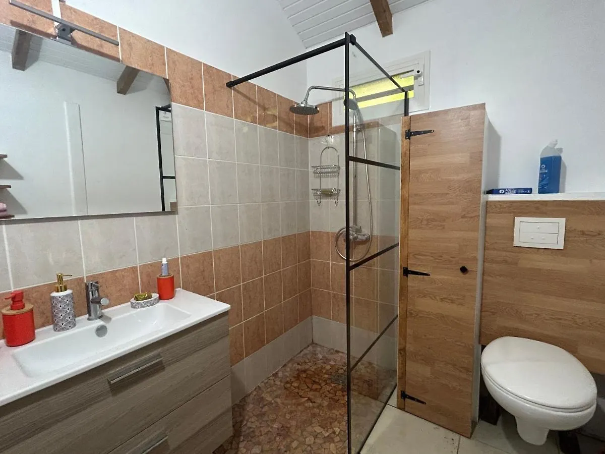 Апартаменты Joli Bungalow Fleuri Лез-Абим